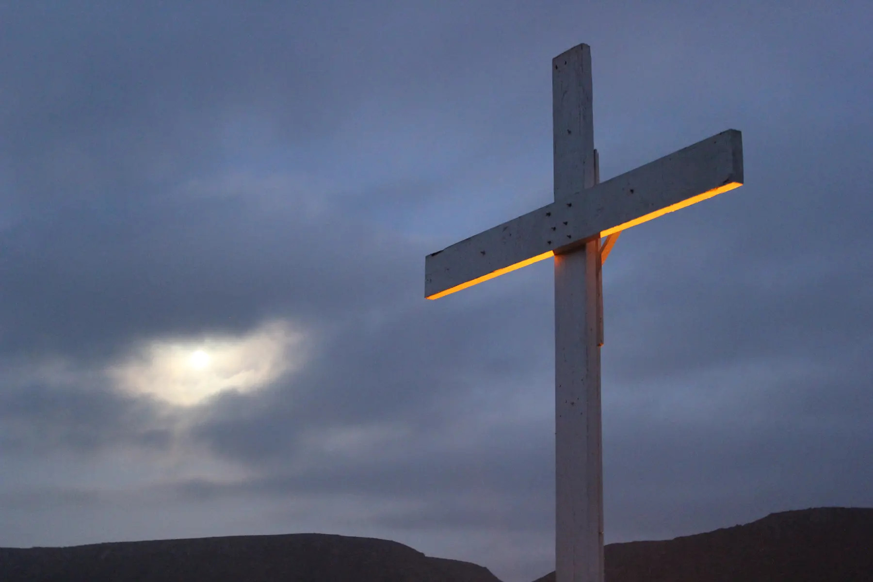 White cross overlooking the La Misión valley