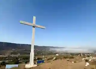 White cross overlooking the La Misión valley
